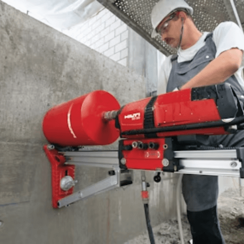 Perforadora nucleadora Hilti montada en un muro de concreto
